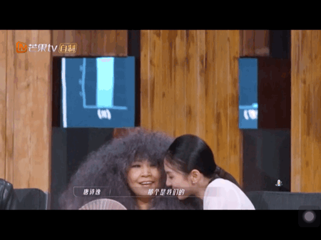 更被网友笑言像极了宫斗剧里的小宫女在哄太后老佛爷开心。
