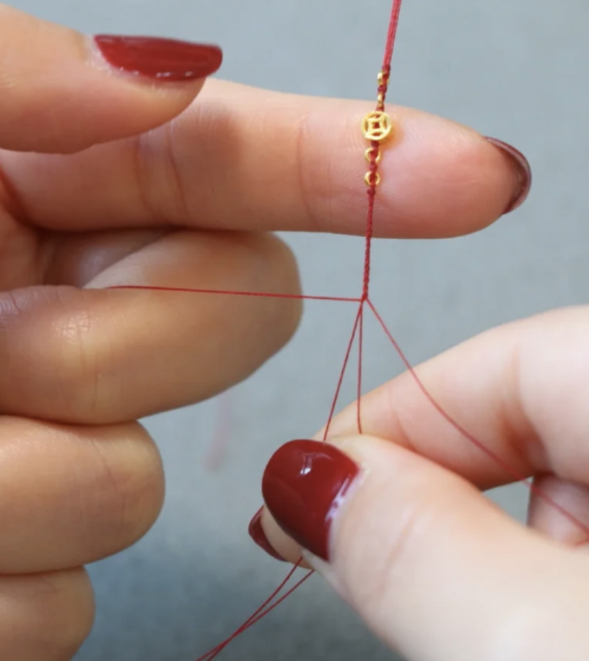 若是不想要花钱找人订做其实可以自己DIY,只需要4根编织绳和钱币就可以编出戒指哦~