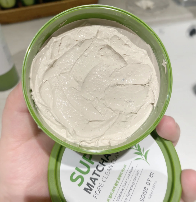 这款清洁泥膜主要成分是抹茶萃取,属于很顺滑的奶油质地,带有很香的抹茶香味