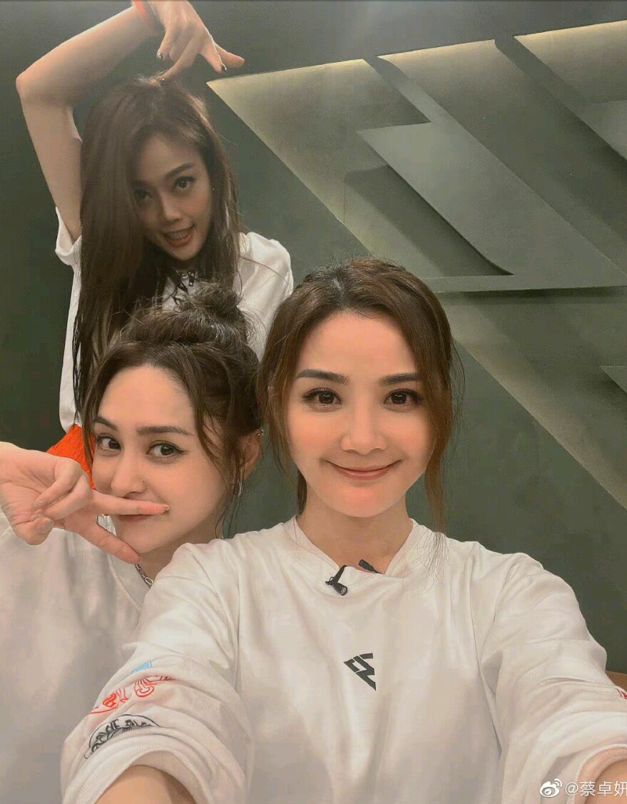 虽然“情场失意”但所幸身边仍然有一群好姐妹陪伴~
