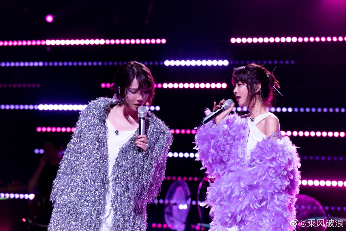 到二公与薛凯琪搭档合作表演《梦中人》