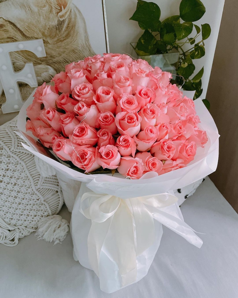 瞬间引发大家的揣测难道“这束花是老公送的