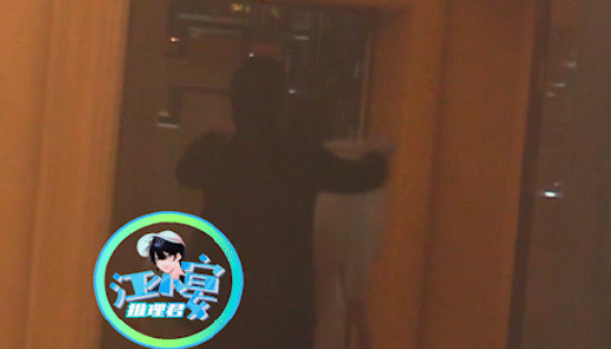 最近却有媒体爆料,向佐约会美女同回男方婚房,两人举止非常亲昵