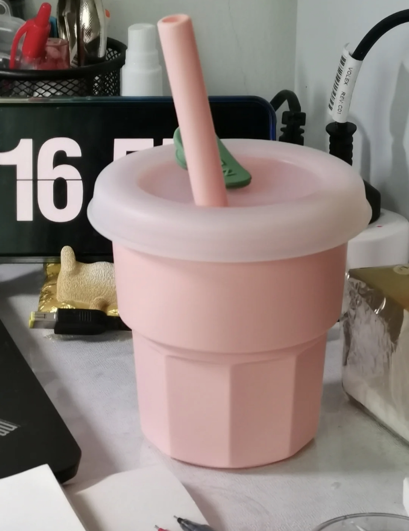 自带有吸管喝饮料时特别方便,杯身隔热又防滑很值得入手哦~