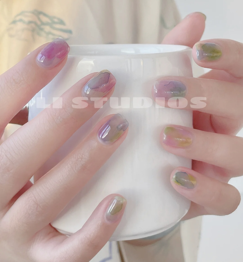 喜欢温柔简约的美甲设计可以选择水彩风!