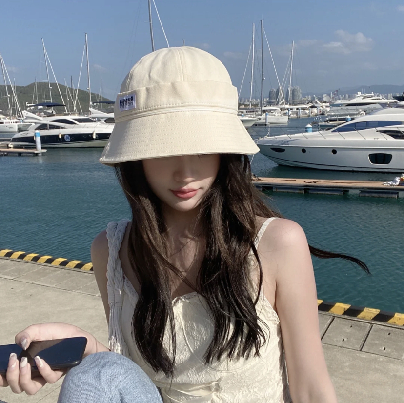 经常外出怕晒黑的集美们戴渔夫帽，有着很好的遮阳能力，悬着棉麻质地的面料还特别透气不怕闷热哦！