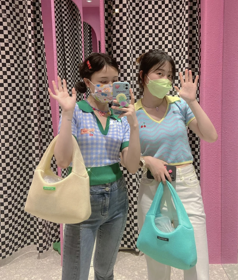 偏向梦幻少女风的韩国潮牌,属于可爱甜美风格的款式,简约又适合日常穿搭!
