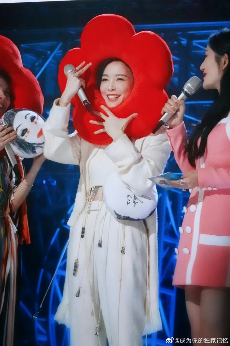 即便忙于准备两个舞台的表演,于文文也不忘贴心地在练习室送了每个姐姐一朵小红花鼓励她们