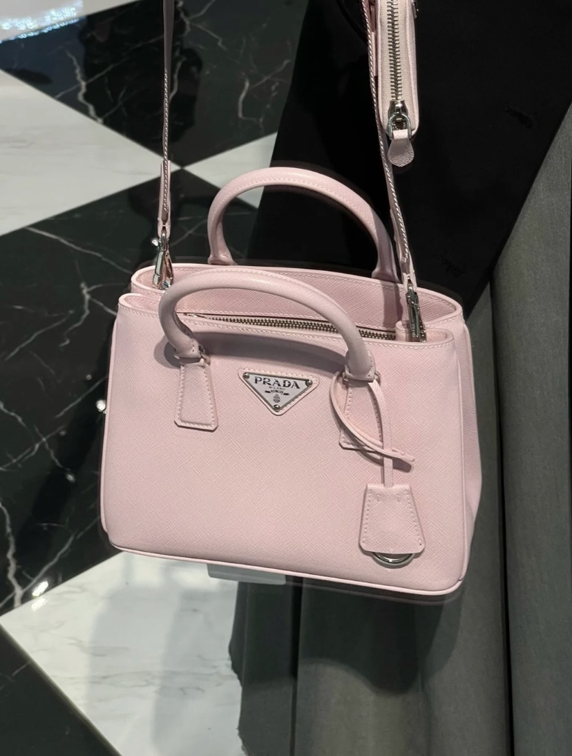 外型简约百搭还有客观的容量,除了手拎以外还有宽肩带可以斜背。