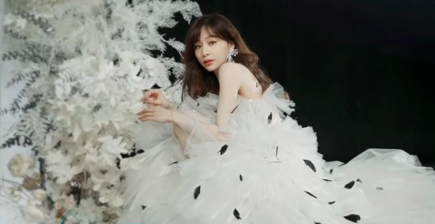 而王心凌选择以一袭白纱演唱《当你》、《大眠》、《那年夏天宁静的海》歌曲串烧掀起回忆杀。