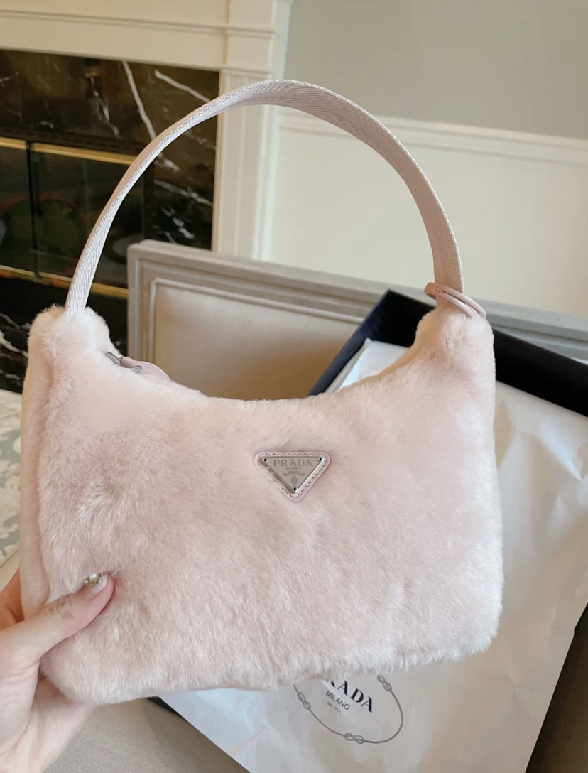 对于喜欢粉嫩嫩的女生来说毫无抵抗力,质感摸起来也超级柔软,绝对是没女生心中的梦中情包呀~