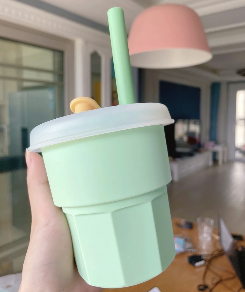 整个都是软软的硅胶咖啡杯,有多种不同的颜色选择,不会有异味也可以用来装热水哦!
