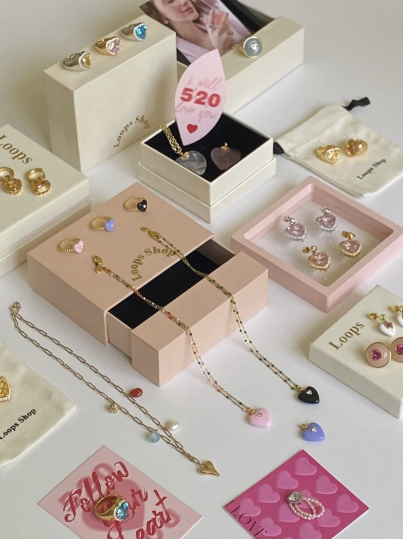 他们主要以珍珠和彩石作为款式设计,精致的缤纷色彩搭配非常好看