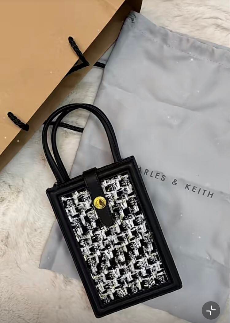 长方形的包身刚好是一台手机的容量