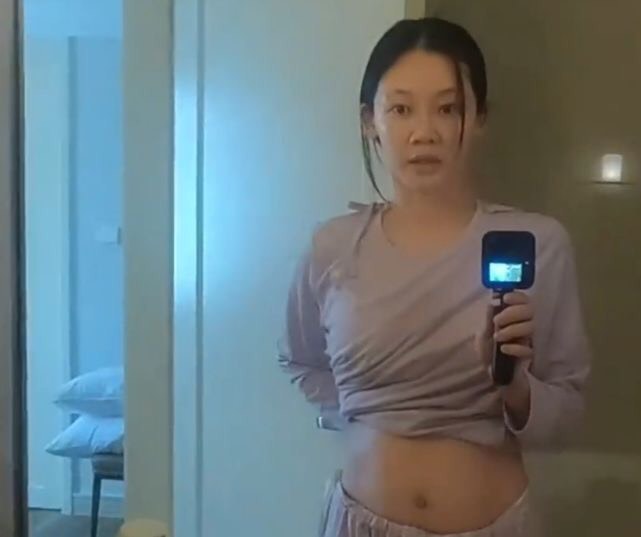 腰腹部虽然不像之前平坦,但还是能微微地看到马甲线