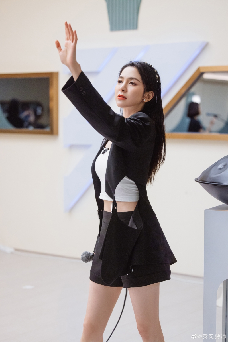 尤其是唐诗逸凭借三公的《佳人》和四公的《你的样子》,圈粉不少。