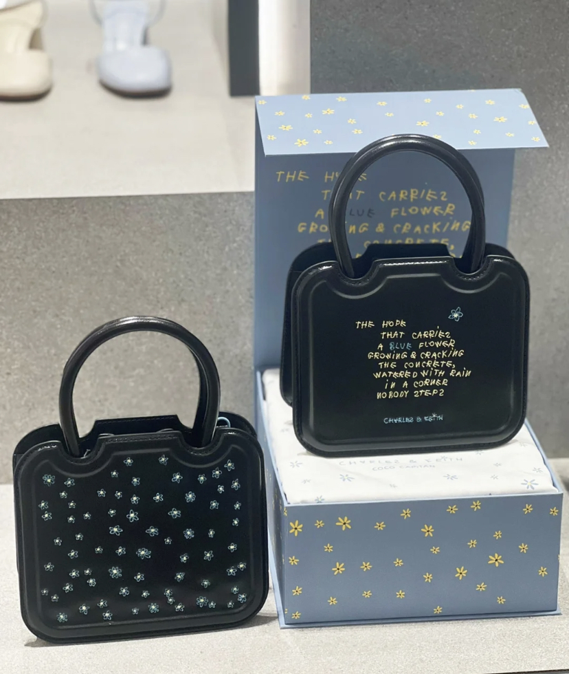在这个系列中最独特的小花刺绣提方包，外表四四方方的全黑设计搭配可爱的小刺绣！