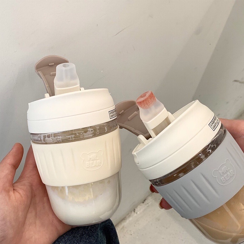 这个吸管杯带有盖子完全密封不怕会漏!