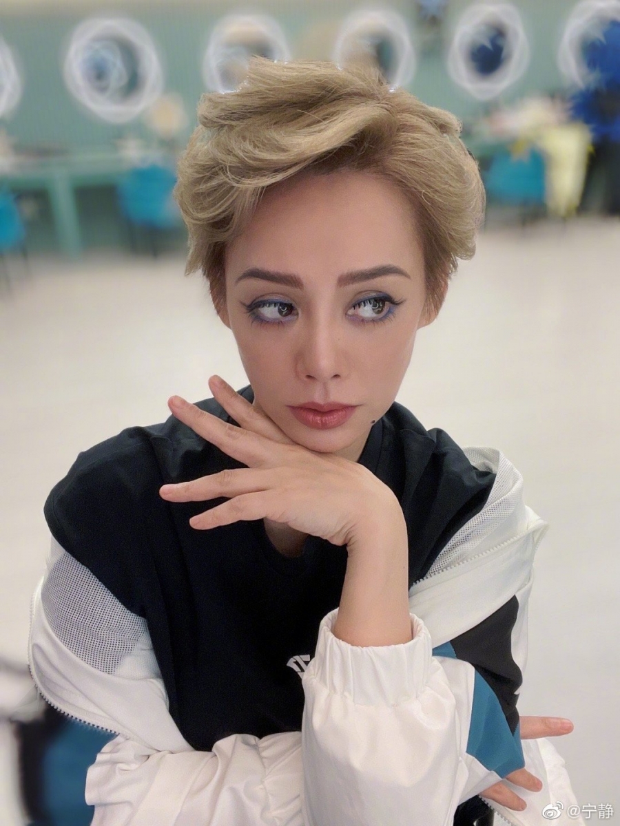 静姐本身肺不好，好像是对烟味过敏