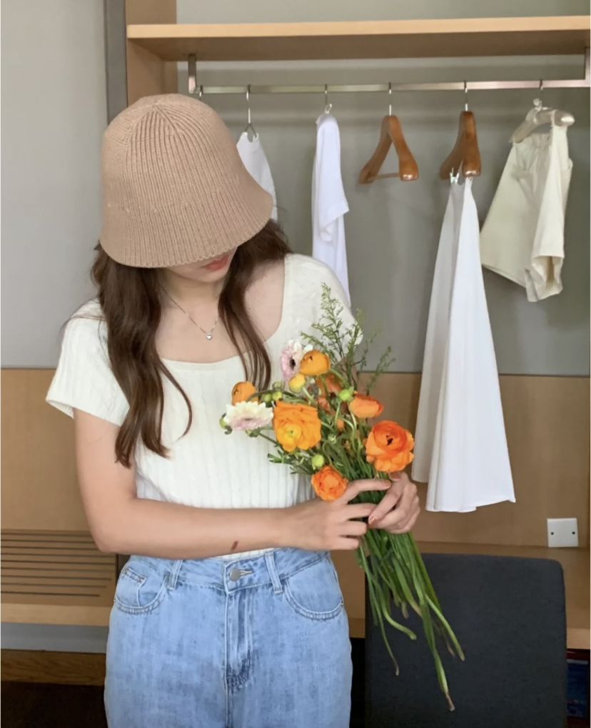 属于非常有春夏感的帽子，帽檐是外扩的版型更适合方圆脸，不同材质的水桶帽都能搭配出独特气质