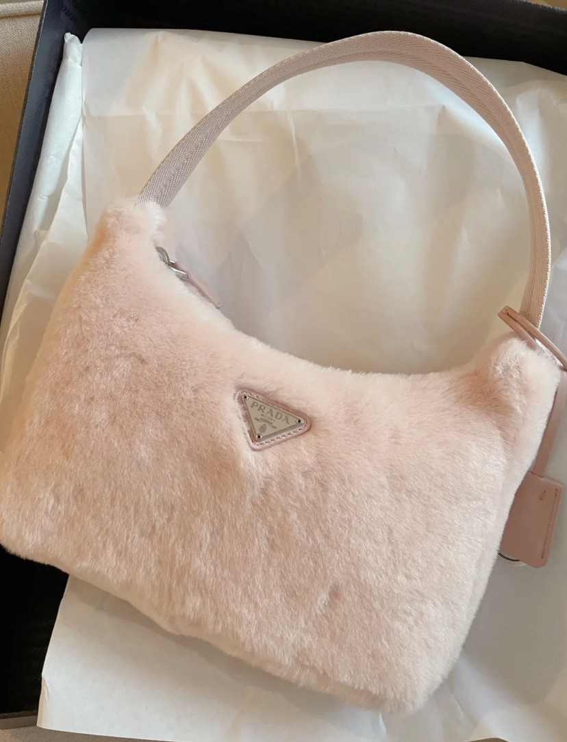 Prada re-edition 2000毛绒包包真的太甜美了!