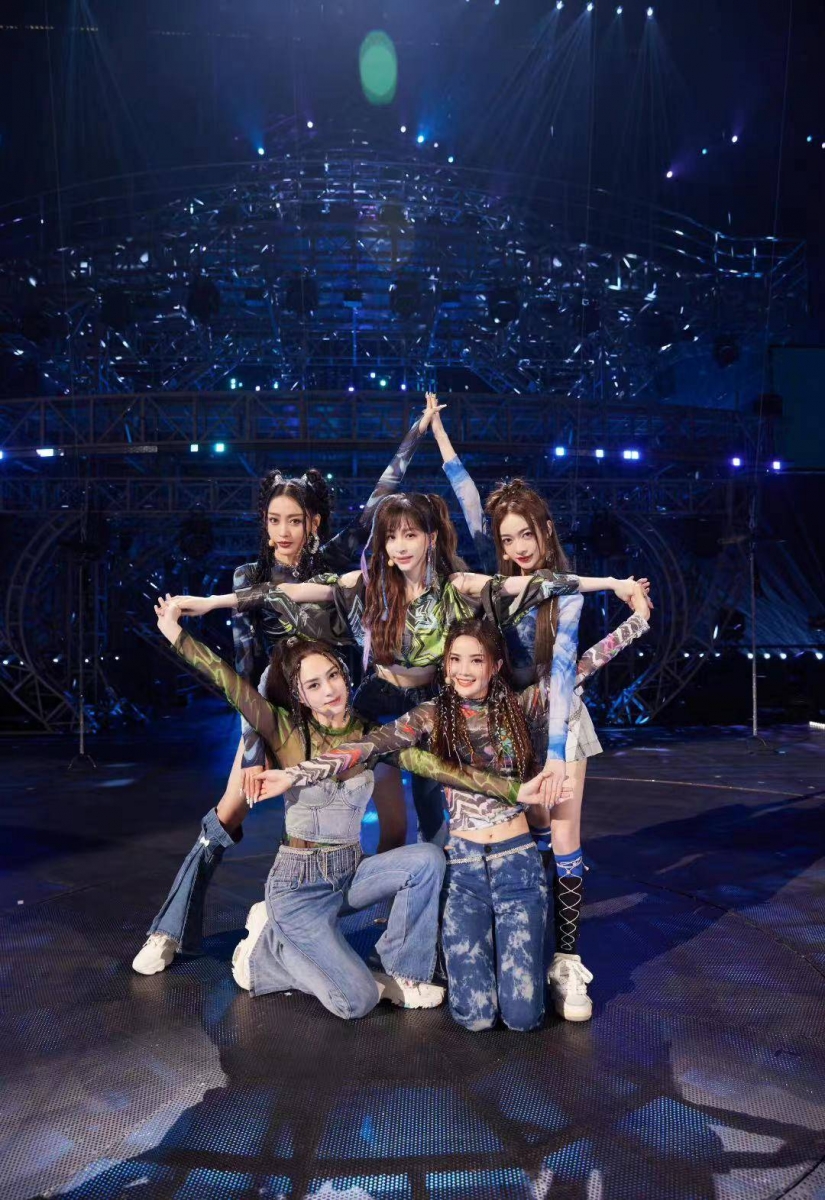 《乘风破浪》在第三场公演里,王心凌组以一曲《星星点灯》成功拿下第一名!