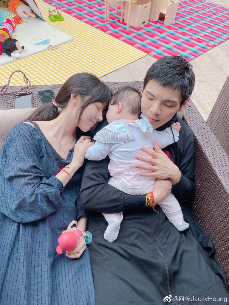 两夫妇从拍拖到结婚,一举一动都备受大众的关注。