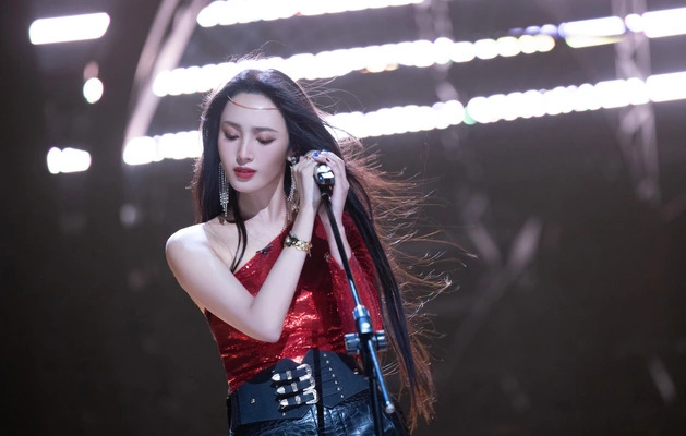 尤其是王紫璇一头长发，又美又飒，氛围感拉满。