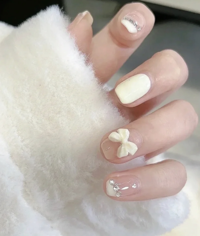 温柔的奶白色系美甲搭配小蝴蝶结,绝对是甜妹必备的美甲款式!