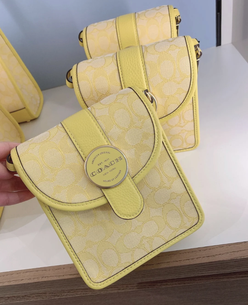 奶油黄色也是超有少女心的,搭配甜美风的穿搭准不会出错哦~