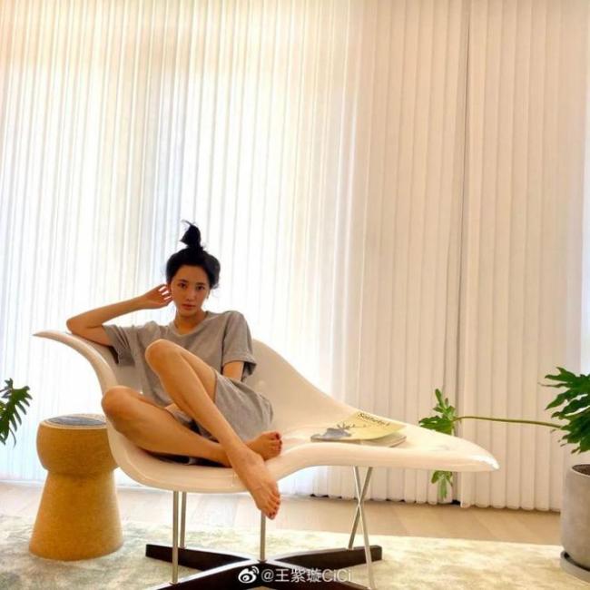 她家是地面3层楼和地下2层楼的小豪宅