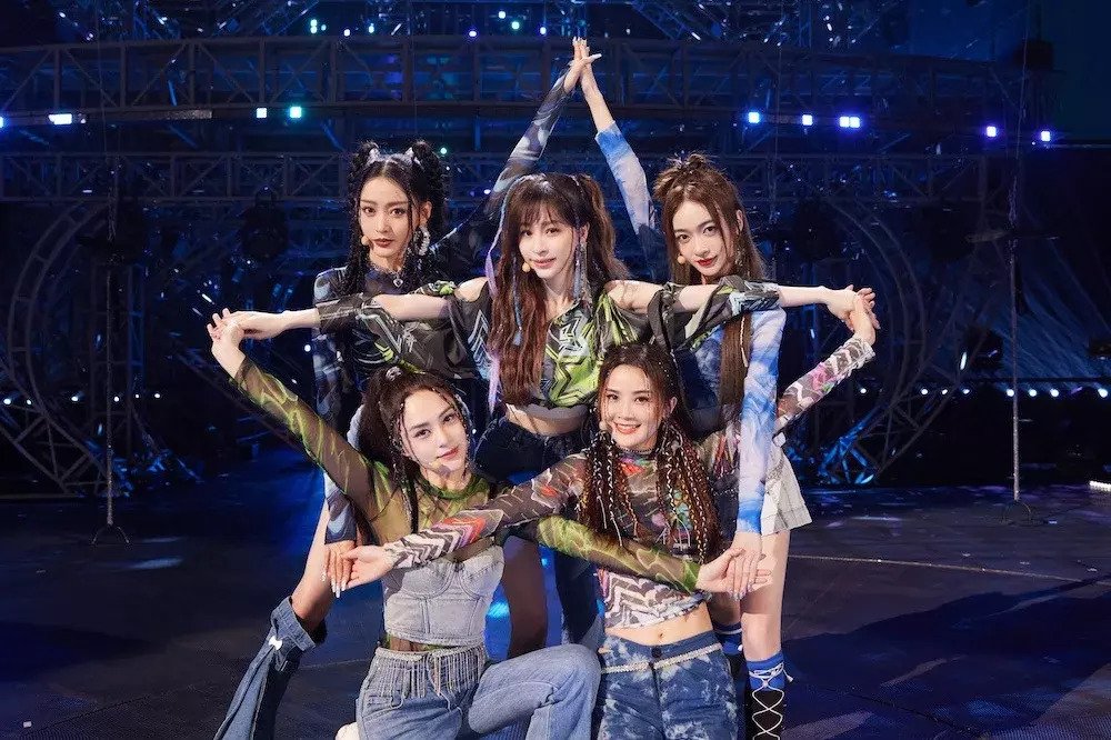 就有网友“突发奇想”喊话芒果台继《乘风破浪的姐姐》后,趁热打铁举办「乘风破浪的婆婆」!