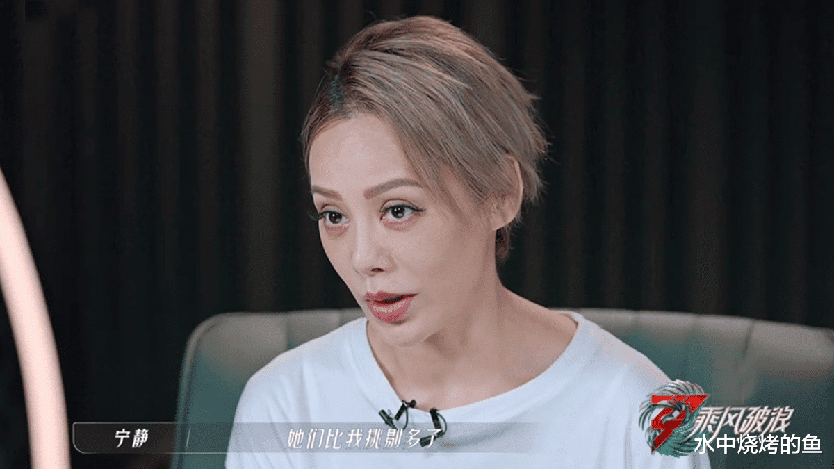 宁静完全变成“甩手掌柜”的模样,因为她可以很非常放心地把舞台企划交给队友们。