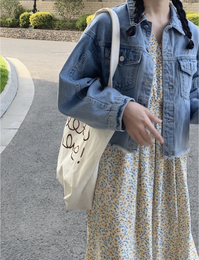 偏甜美风的连身裙作为内搭,更适合搭配浅色系的牛仔外套,整个效果就非常显气质!