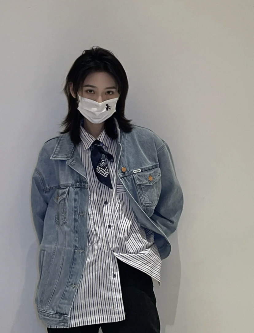 带有些酷帅和男友风的时尚穿搭,长款牛仔外套再搭配宽松的衬衫做内搭,瞬间让气场UP哦!