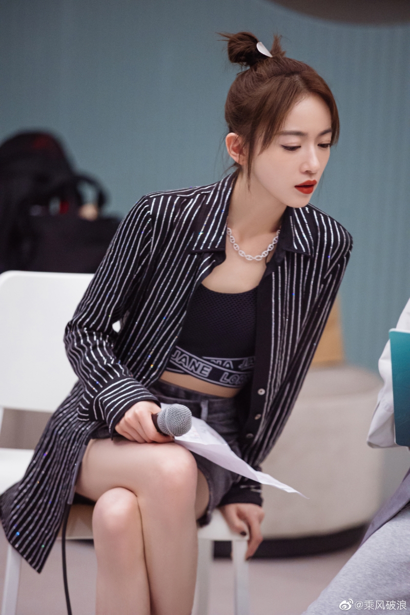 最后,吴谨言成功卡位成团,是因为她本身就跟芒果关系很好。