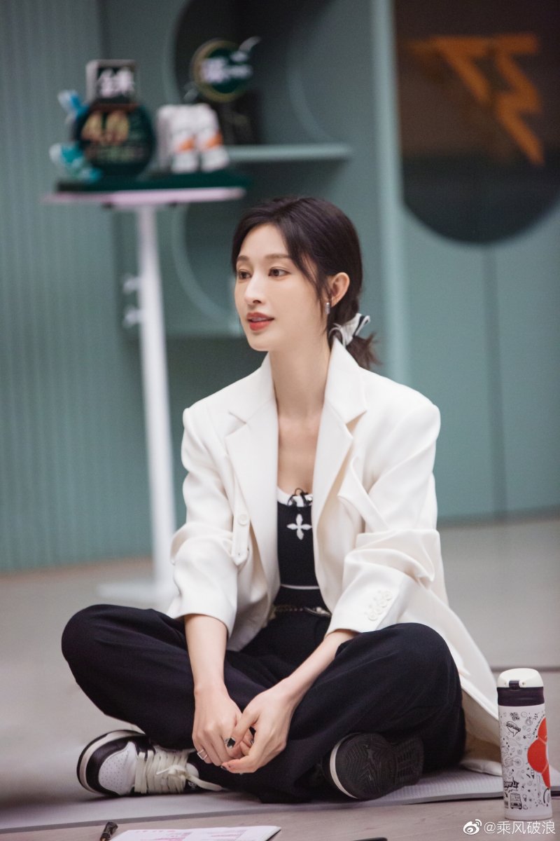 就这样一边上学一边赚钱,后来还成功考上中央戏剧学院表演系。