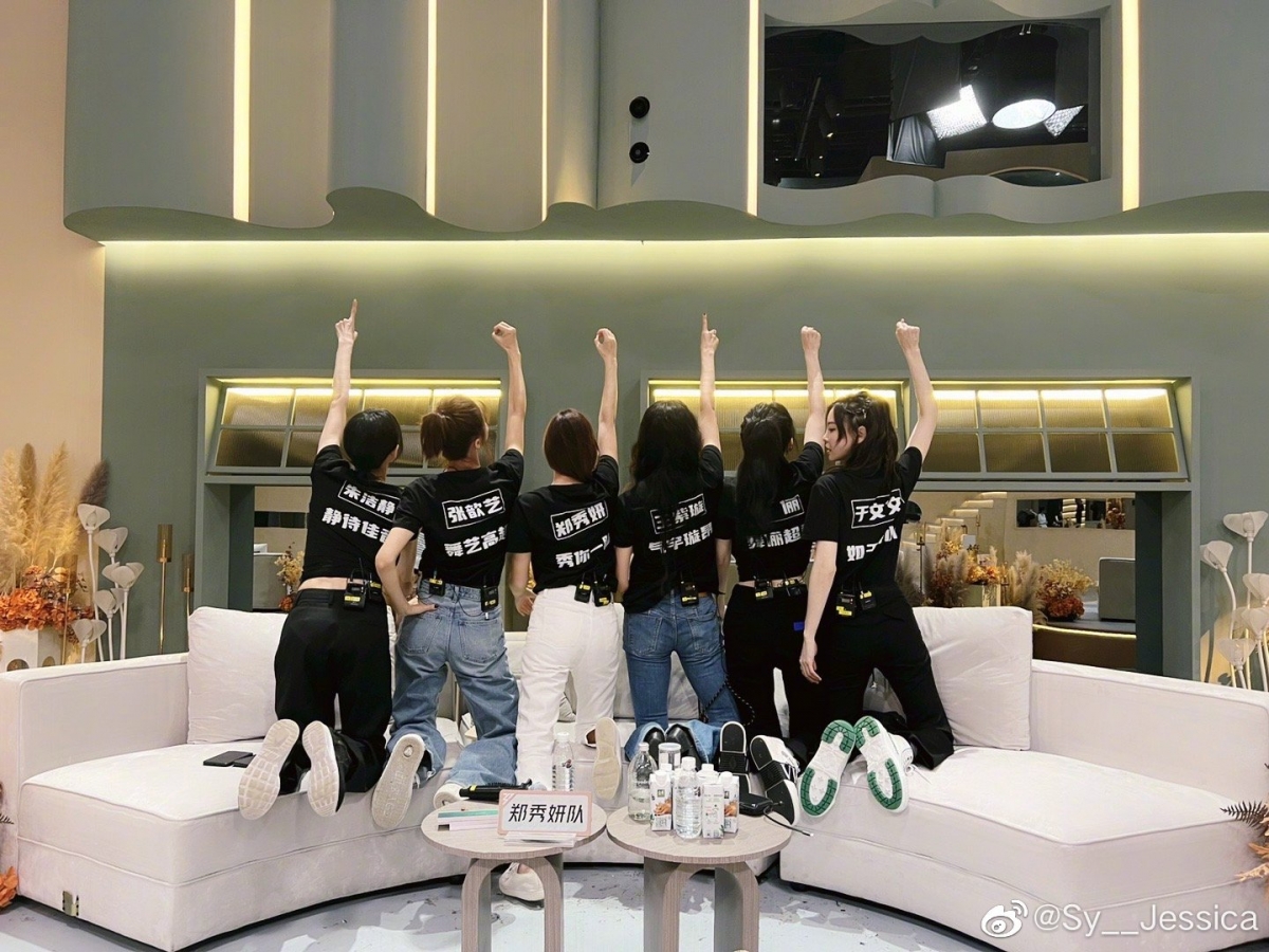 听到有人质疑自己的组,就自掏腰包准备队服给队友们,真的是非常贴心。