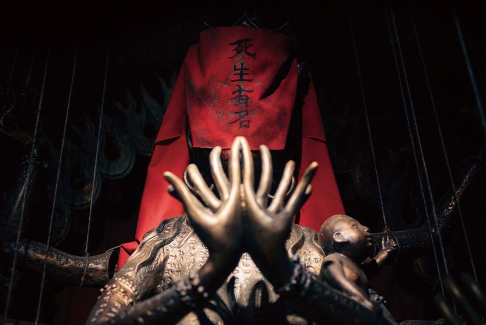 其中也有网友将电影里透过咒语将灾祸分出去(越多人念这个咒语,被诅咒的那个人就会减轻诅咒,並分散到念咒语的人身上)的设定信以为真