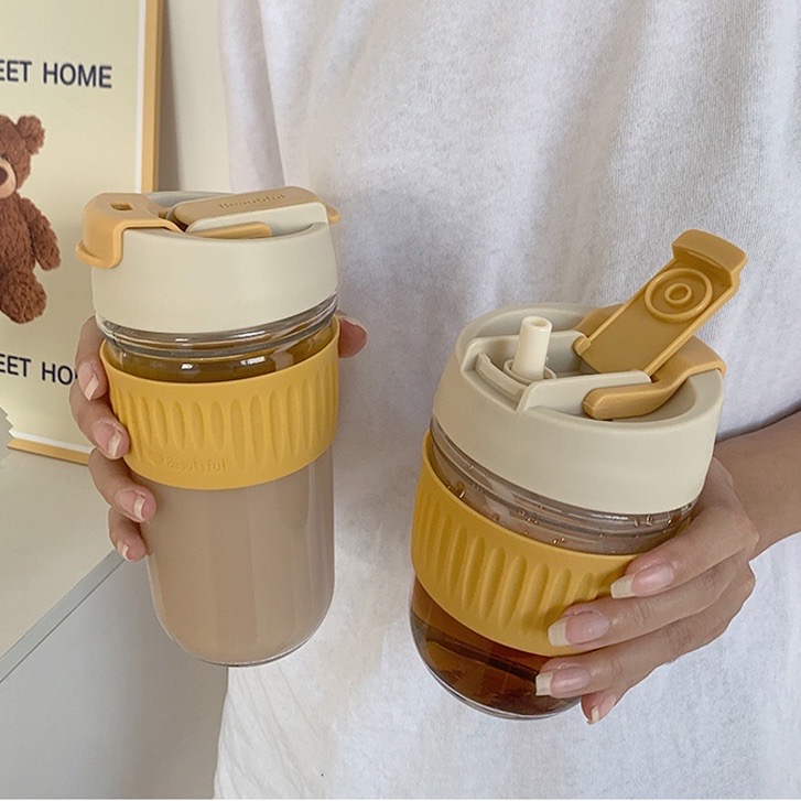 走极简风的马卡龙色保温吸管杯,拥有较厚的杯身设计防烫又保温,质感很好还带有硅胶杯套