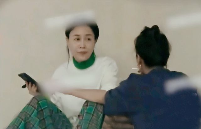 早前那英在节目里和吉克同框时，食指还夹着烟