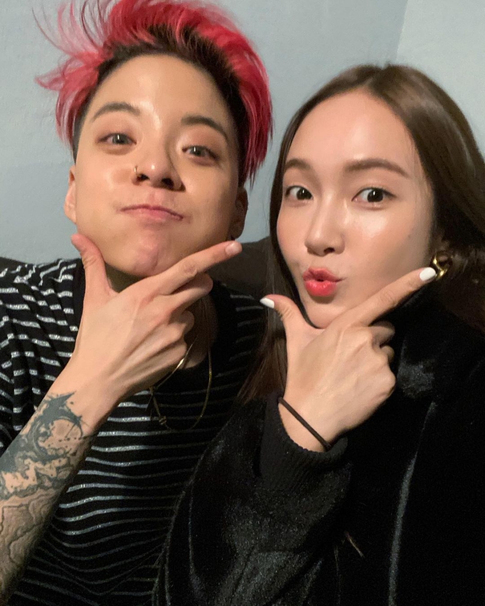可以看到“师姐妹”Amber和Jessica郑秀妍的同台演出!