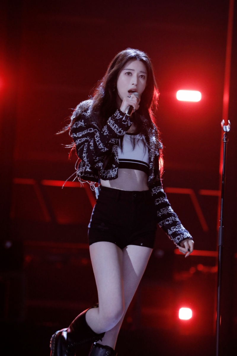 虽然被称为“笨蛋美女”,但姐姐其实拍戏也很厉害,而且还会自己设计造型呢~