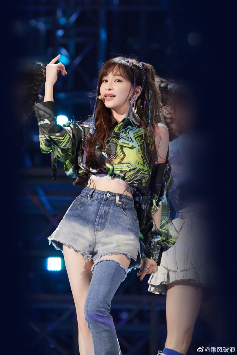 而且王心凌组,凭借“高人气”让这首歌红上热搜,郑智化此举更像是在“蹭热度”?