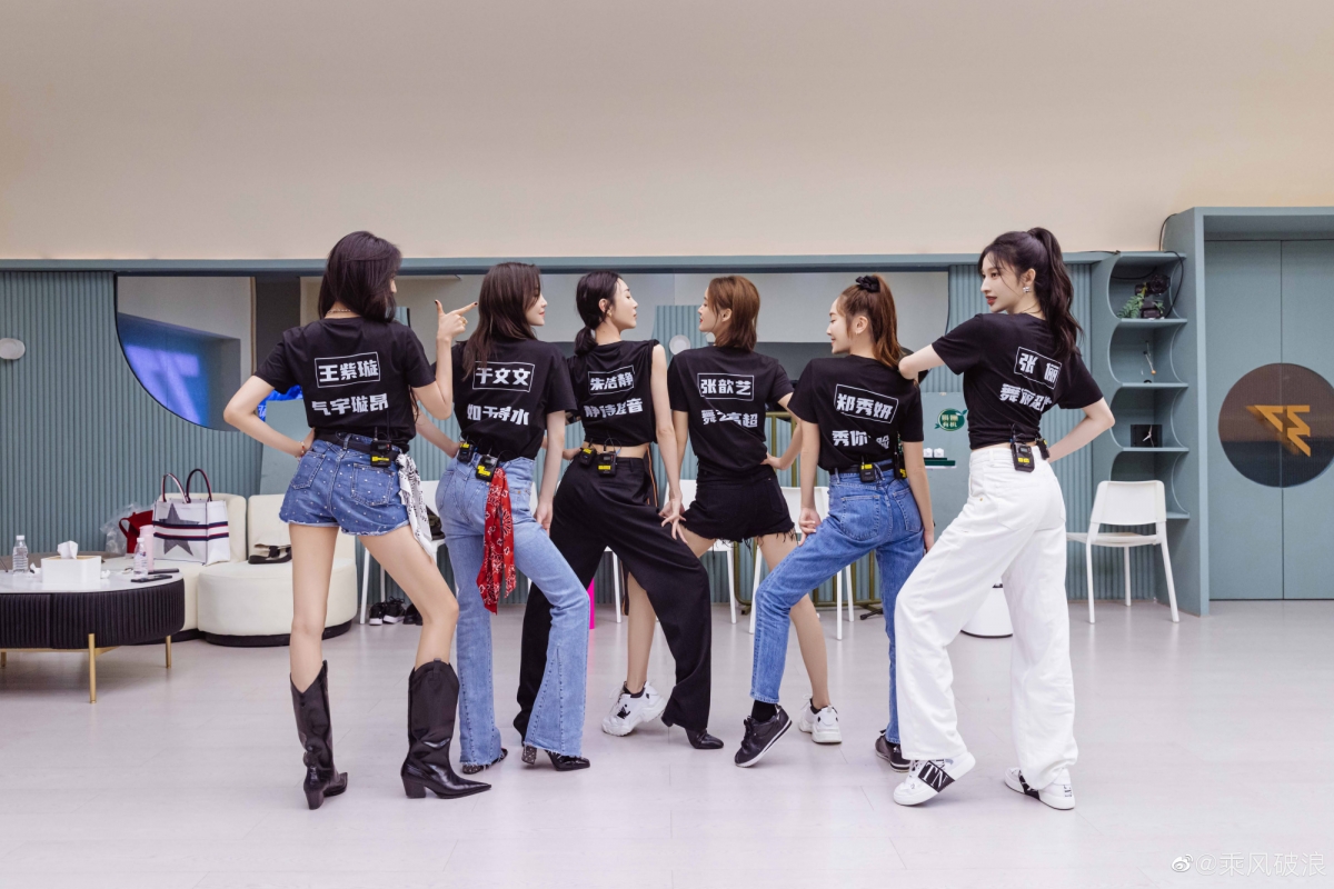 随时嘤嘤嘤,还被组员同化成“幼儿园小朋友”。