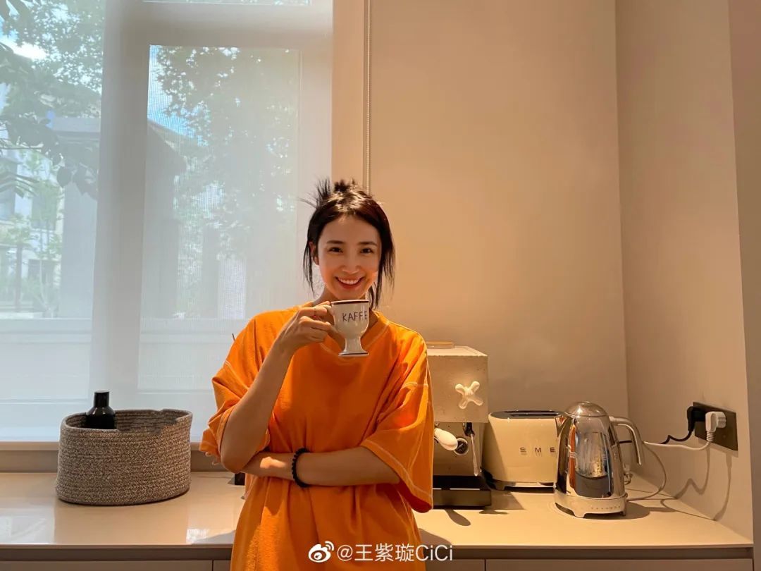 她家是地面3层楼和地下2层楼的小豪宅