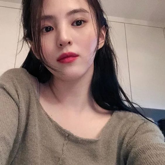 一般眉毛都会是微上挑的平粗眉,再加上毛流感比较多会更有英气