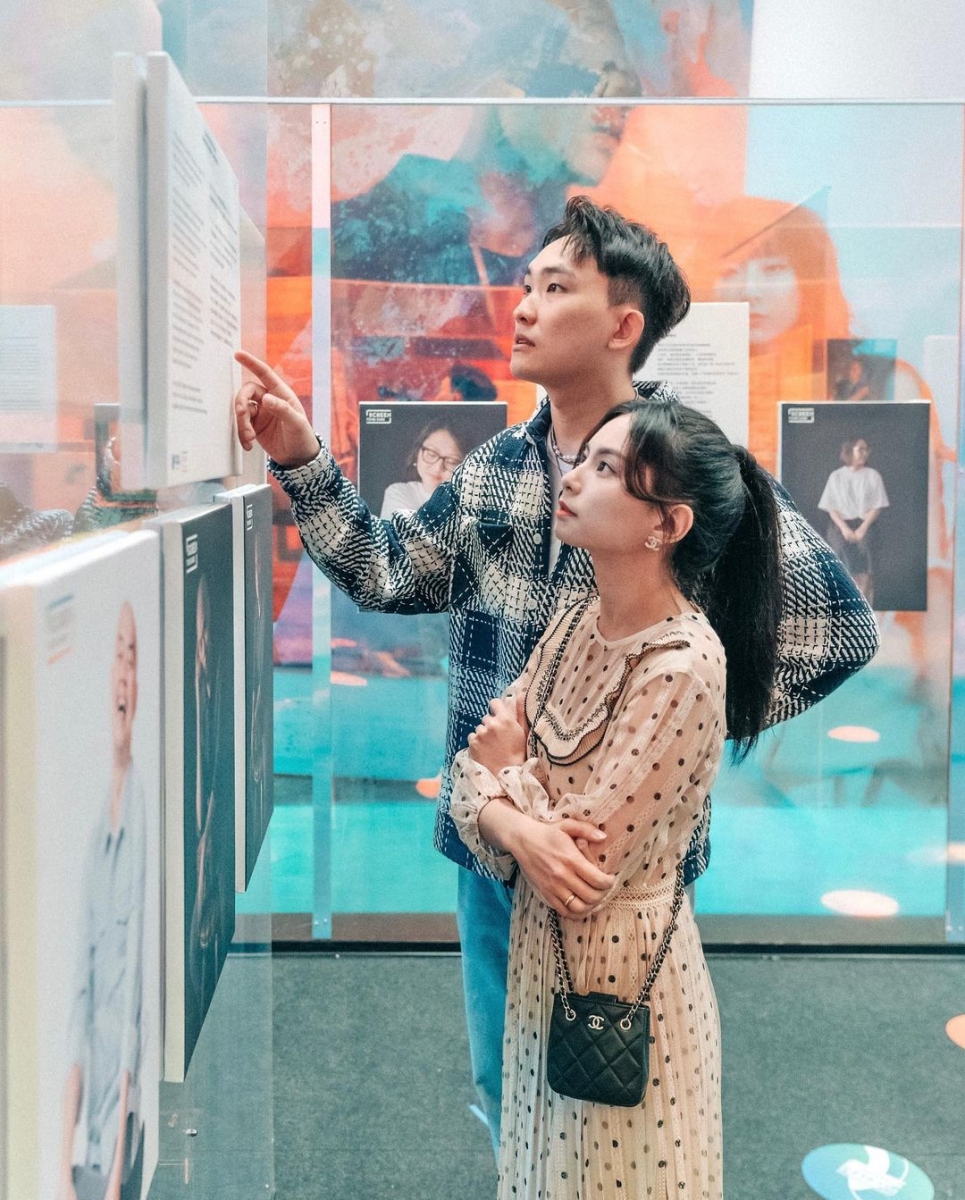 还记得十年前,我们的第一次约会,驾着一辆破旧的小车去接她