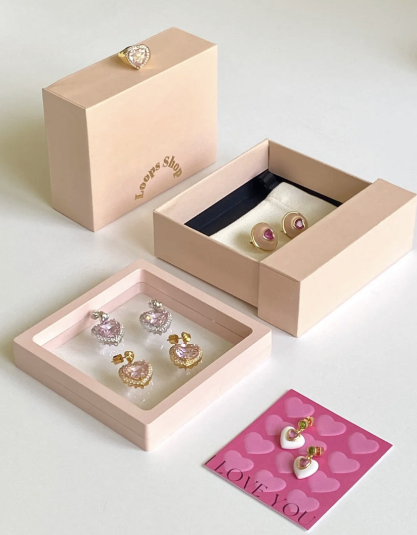 波光粼粼的彩石充满着梦幻感,很适合走甜美风的集美们入手~