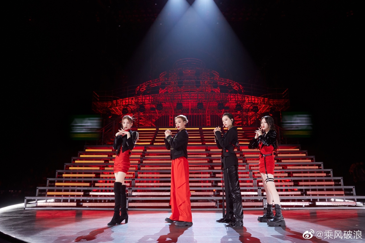 其中,在四公舞台上,第一季的三位姐姐回来“助阵”也让网友仿佛回到当年的夏天~